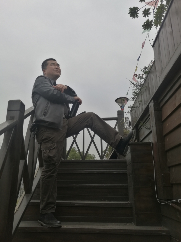 孤单背影的第一张照片--湖南蓝颜知己交友网